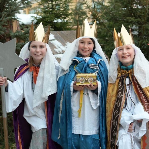 Sternsingerkinder wie Susanne, Elisabeth und Matthias sind auch heuer wieder für die gute Sache unterwegs. Foto: Erzdiözese Salzburg