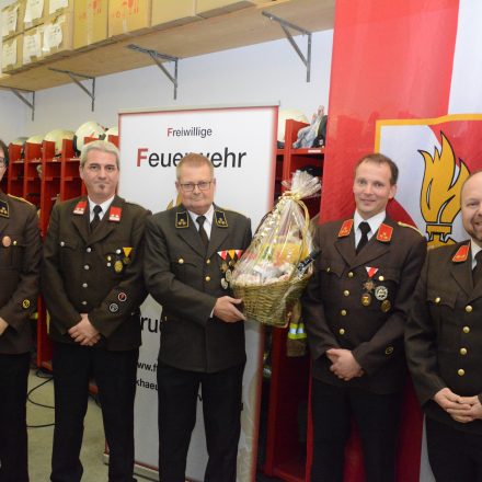 Die FF Bruckhäusl dankte dem scheidenden Kommandanten Andreas Acherer (2.v.r.). Foto: FF Bruckhäusl