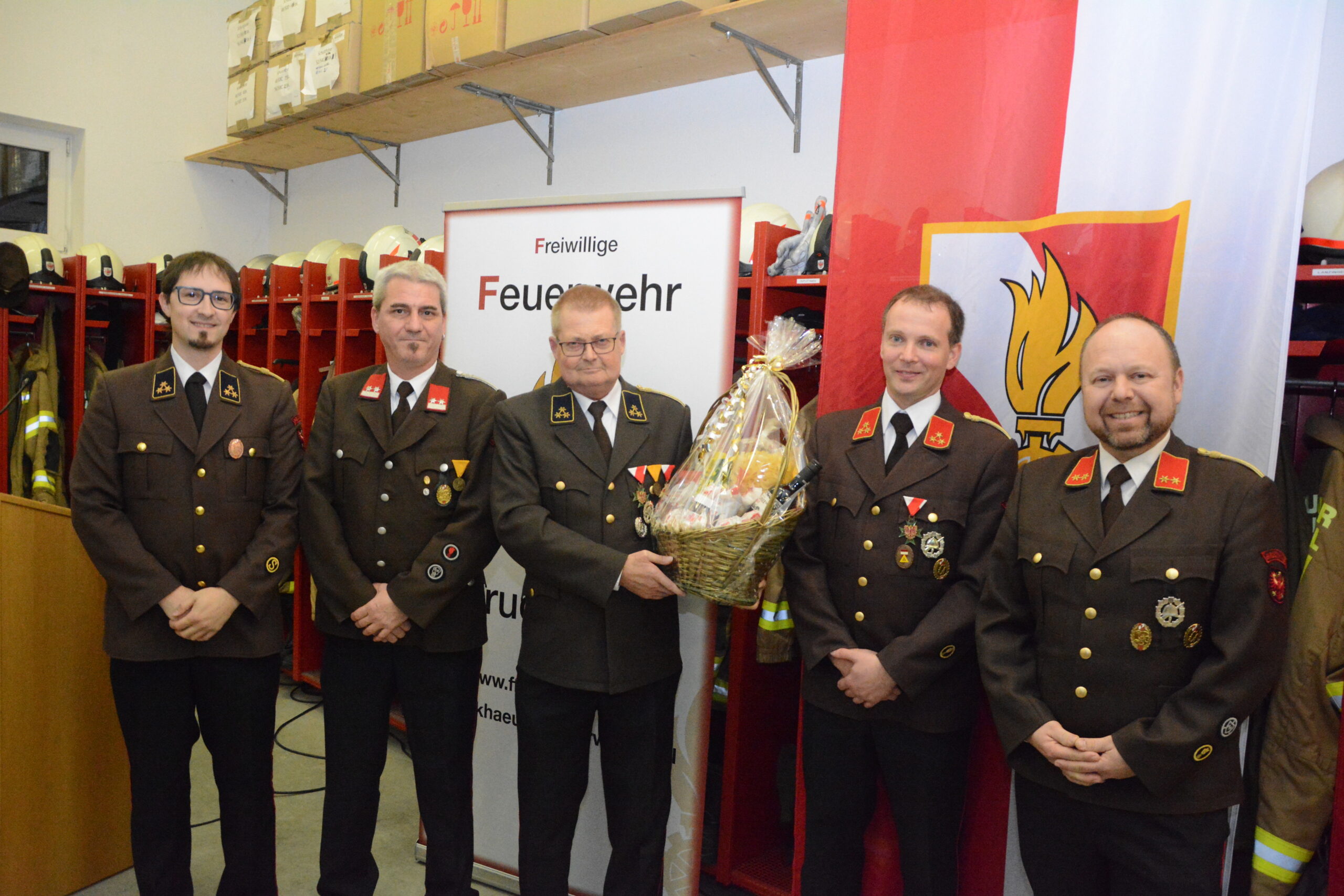 Die FF Bruckhäusl dankte dem scheidenden Kommandanten Andreas Acherer (2.v.r.). Foto: FF Bruckhäusl