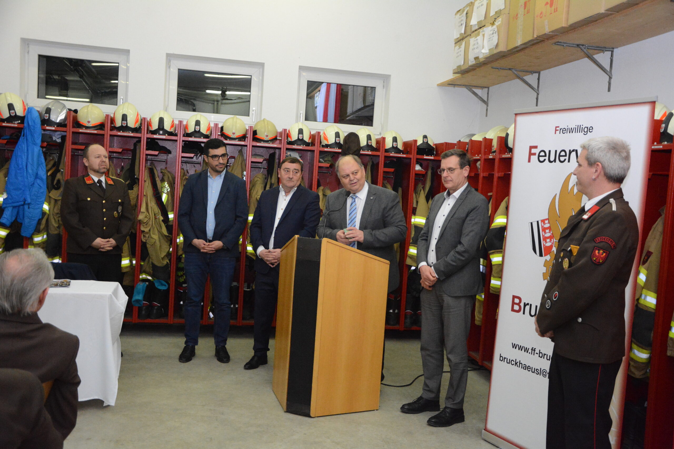 Kirchbichls Bgm. Herbert Rieder bei seinen Grußworten, links von ihm Kirchbichls Vizebgm. Franz Seil und Wörgls 1. Vizebgm. Kayahan Kaya, rechts Wörgls 2.Vizebgm. Roland Ponholzer. Foto: FF Bruckhäusl