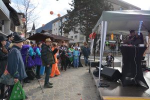Faschingsgaudi mit Karaoke am Wörgler Stadtplatz am Faschingsdienstag 2024. Foto: Veronika Spielbichler