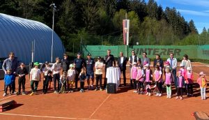 Die Eröffnung der Tennishalle mit Bürgermeister und Gemeinderäten. Foto: TC Wörgl