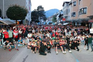 Hunderte Fußballfans füllten die "Wörgler Fanmeile" bei der Eröffnung der Fußball-Europameisterschaft. Foto: Stadtmarketing Wörgl