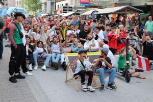 Tolle Stimmung bei der ersten Public Viewing-Übertragung am Wörgler Stadtplatz. Foto: Stadtmarketing Wörgl