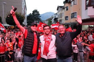 Die Wörgler Fanmeile beim Achtenfinal-Spiel Österreich gegen die Türkei - mit dabei: Bürgermeister Michael Riedhart und Vizebgm. Kayahan Kaya (v.l.). Foto: Stadtmarketing Wörgl