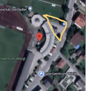 Aufgrund von Straßenbauarbeiten ist derzeit das Sportzentrum Wörgl von Verkehrseinschränkungen betroffen. Die markierte Fläche steht ausschließlich Verantwortlichen der Sportvereine zum Parken zur Verfügung. Foto: facebook SV Wörgl