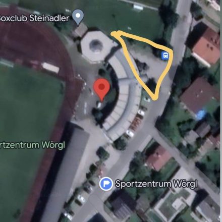 Aufgrund von Straßenbauarbeiten ist derzeit das Sportzentrum Wörgl von Verkehrseinschränkungen betroffen. Die markierte Fläche steht ausschließlich Verantwortlichen der Sportvereine zum Parken zur Verfügung. Foto: facebook SV Wörgl