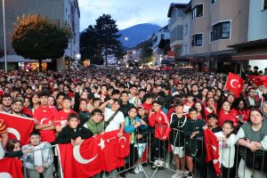 Die Fans der türkischen Mannschaft zeigten bei der 4. Wörgler Fanmeile in der Speckbacher Straße Flagge. Foto: Stadtmarketing Wörgl