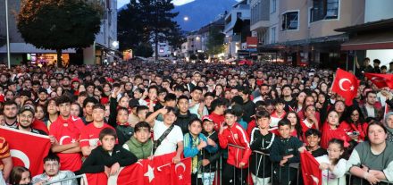 Die Fans der türkischen Mannschaft zeigten bei der 4. Wörgler Fanmeile in der Speckbacher Straße Flagge. Foto: Stadtmarketing Wörgl