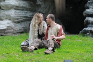 Elias und Elsbeth, dargestellt von Anna Knoll. Foto: Schlossbergspiele Rattenberg