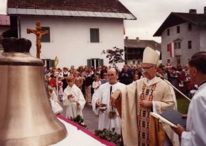 Weihbischof Jakob Mayr bei der Segnung der neuen Kirchenglocke für die Holzmeister-Kirche in seinem Heimatort Bruckhäusl - die Erzdiözese feiert im Gedenken an ihn am 24. Juli 2024 eine Kapitelmesse. Foto: Ascher