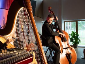 Konnte das Publikum in seinen Bann ziehen: Das sympathische und virtuose Duo Katrin & Werner Unterlercher bei den Volksmusikabenden Pur & G’spritzt der Academia Vocalis. Foto: Academia/Dabernig.