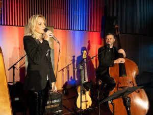 Katrin & Werner Unterlercher begeisterten das Publikum bei den Volksmusikabenden Pur & G’spritzt der Academia Vocalis. Foto: Academia/Dabernig.