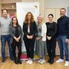 LRin Eva Pawlata (3. v. l.) mit Fachbereichsleiter Marko Menzel (1. v. r.) und den MitarbeiterInnen des Kinderschutzzentrums Wörgl (v. l.) Oliver Rodlmayr, Daniela Wabscheg, Anne Kuster und Claudia Mayer. Foto: Land Tirol/Dorfmann