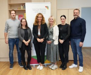 LRin Eva Pawlata (3. v. l.) mit Fachbereichsleiter Marko Menzel (1. v. r.) und den MitarbeiterInnen des Kinderschutzzentrums Wörgl (v. l.) Oliver Rodlmayr, Daniela Wabscheg, Anne Kuster und Claudia Mayer. Foto: Land Tirol/Dorfmann