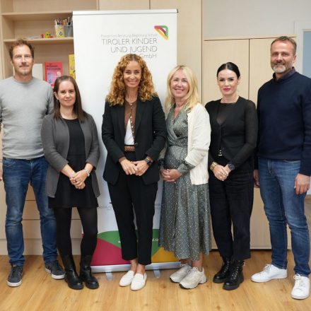 LRin Eva Pawlata (3. v. l.) mit Fachbereichsleiter Marko Menzel (1. v. r.) und den MitarbeiterInnen des Kinderschutzzentrums Wörgl (v. l.) Oliver Rodlmayr, Daniela Wabscheg, Anne Kuster und Claudia Mayer. Foto: Land Tirol/Dorfmann