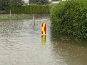 Verkehrsschild als "Pegelmessstelle" am 17.8.2024 an der Kreuzung Prandtauer/Opperer Straße - kein Abfluss übers Kanalsystem, hier musste die Feuerwehr abpumpen. Foto: privat/Unterberger