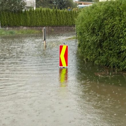 Verkehrsschild als "Pegelmessstelle" am 17.8.2024 an der Kreuzung Prandtauer/Opperer Straße - kein Abfluss übers Kanalsystem, hier musste die Feuerwehr abpumpen. Foto: privat/Unterberger