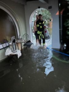 30 bis 40 cm hoch drang das Wasser am 17.8.2024 ins Haus Prandtauer Straße 48 ein - die Feuerwehr half beim Auspumpen. Foto: privat/Unterberger