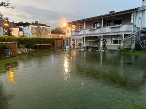 Wasser im Garten, im Wohnraum - in der Nachbarschaft auch in Kellern und Tiefgaragen - der 17.8.2024 in der Prandtauer- und Opperer-Straße in Wörgl. Foto: privat/Unterberger