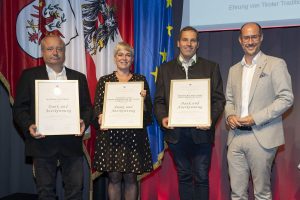 Wirtschaftslandesrat Mario Gerber mit den VertreterInnen der geehrten Betriebe aus dem Bezirk Kufstein – von links Fa. Marschner, Freizeitzentrum Ellmau und Biokäserei Walchsee. Foto: Land Tirol/Die Fotografen