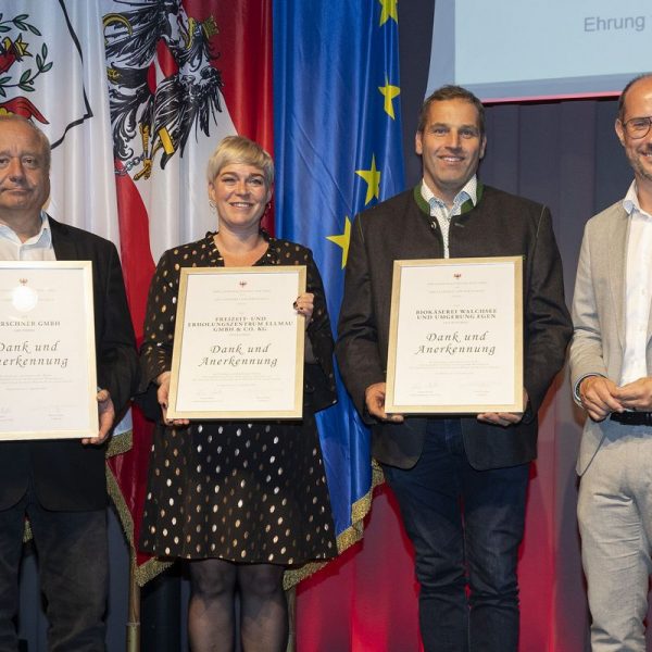 Wirtschaftslandesrat Mario Gerber mit den VertreterInnen der geehrten Betriebe aus dem Bezirk Kufstein – von links Fa. Marschner, Freizeitzentrum Ellmau und Biokäserei Walchsee. Foto: Land Tirol/Die Fotografen