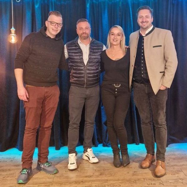 Beim FPÖ-Stadtparteitag von links Obmannstellvertreter Matthias Kirchner, Obmann Christopher Lentsch, Obmannstellvertreterin Karin Hütter-Mölk und FPÖ-Bezirksobmann Andreas Gang. Foto: FPÖ