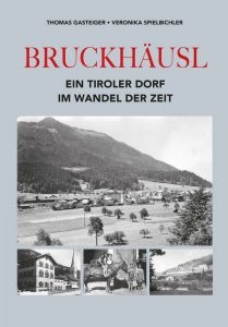 Mit der Buchpräsentation am 23.11.2024 ab 19 Uhr in der Volksschule Bruckhäusl startet auch der Verkauf des neuen Bruckhäusler Dorfbuches. Buchcover Grafik: Edition Tirol