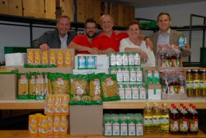 Große Freude beim Team der Tafel in Kufstein: Robert Egitz und Peter Zadrazil (2. und 3. v.l.) mit Michael Prettenhofer, Karin Pirchner und LA Christian Kovacevic von der SPÖ (v.l.). Foto: Peter Mader