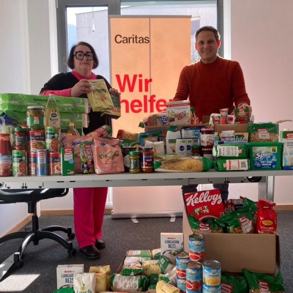 Gefüllte Vorräte im Caritaszentrum Wörgl: Leiterin Andrea Klapper mit LA Christian Kovacevic. Foto: SPÖ Bezirk Kufstein