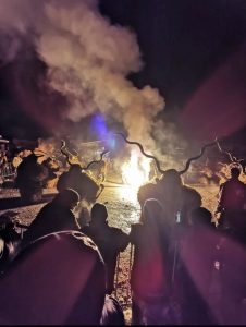 Die Schützengilde Bruckhäusl organisiert heuer zum 2. Mal den Brooks-Perchtentreff am Parkplatz des FC Bruckhäusl. Foto: facebook