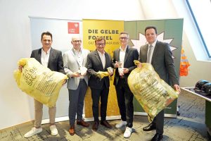 In den gelben Sack dürfen ab 1. Jänner auch Metallverpackungen. v.li: Thomas Höpperger, Andreas Pertl, Alfred Egger, Simon Parth und LR René Zumtobel. Foto: Land Tirol/Neuner