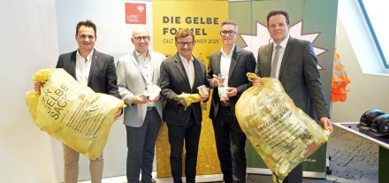 In den gelben Sack dürfen ab 1. Jänner auch Metallverpackungen. v.li: Thomas Höpperger, Andreas Pertl, Alfred Egger, Simon Parth und LR René Zumtobel. Foto: Land Tirol/Neuner