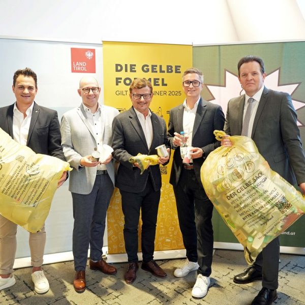 In den gelben Sack dürfen ab 1. Jänner auch Metallverpackungen. v.li: Thomas Höpperger, Andreas Pertl, Alfred Egger, Simon Parth und LR René Zumtobel. Foto: Land Tirol/Neuner