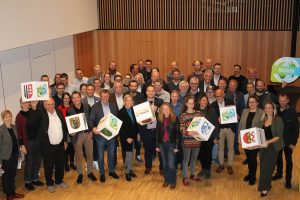 VertreterInnen der Netzwerkpartner und Gemeinden bei der KEM-Auftaktveranstaltung in Kirchbichl. Foto: Klimabündnis Tirol/Steger