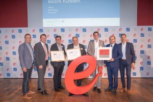 Bei der e5-Gala des Landes Tirol: Die prämierten Gemeinden aus dem Bezirk Kufstein. Foto: Energieagentur Tirol / Blitzkneisser