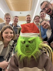 Die Grinchhouse-Band der BMK Bruckhäusl lädt zur jazzigen Weihnachtsgeschichte 2024.Foto: BMK Bruckhäusl