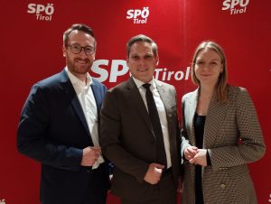 SPÖ-Landesparteivorsitzender Philip Wohlgemuth (li.) und Klubobfrau Elisabeth Fleischanderl gratulierten dem Bezirksvorsitzenden Christian Kovacevic (re.) zur einstimmigen Wiederwahl. Foto: SPÖ Bezirk Kufstein