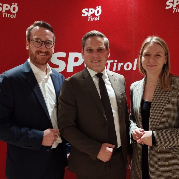 SPÖ-Landesparteivorsitzender Philip Wohlgemuth (li.) und Klubobfrau Elisabeth Fleischanderl gratulierten dem Bezirksvorsitzenden Christian Kovacevic (re.) zur einstimmigen Wiederwahl. Foto: SPÖ Bezirk Kufstein