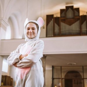 Das ist die Maus aus dem Weihnachtsmärchen "Stille Nacht oder die verärgerte Kirchenmaus", das der Theaternachwuchs der Stadtbühne Wörgl an den Adventsonntagen auf die Bühne bringt. Foto: Stadtbühne Wörgl/facebook