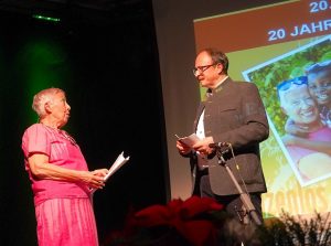 Elisabeth Cerwenka berichtete über die vielfältigen Aktivitäten und die Situation der Menschen in Ntronang. Rechts Moderator Gunther Hölbl. Foto: Elmar Mayr