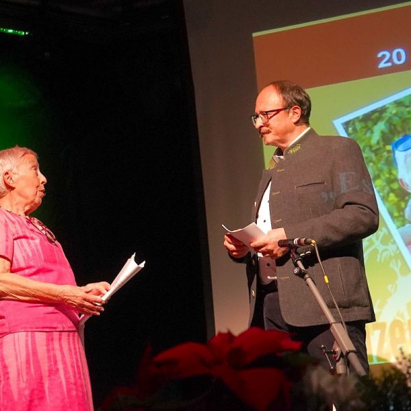 Elisabeth Cerwenka berichtete über die vielfältigen Aktivitäten und die Situation der Menschen in Ntronang. Rechts Moderator Gunther Hölbl. Foto: Elmar Mayr