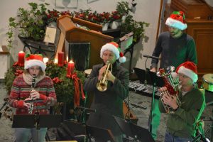 Jazzige Weihnachtsgeschichte der Grinchhouse-Band in Bruckhäusl am 15.12.2024. Foto: Veronika Spielbichler