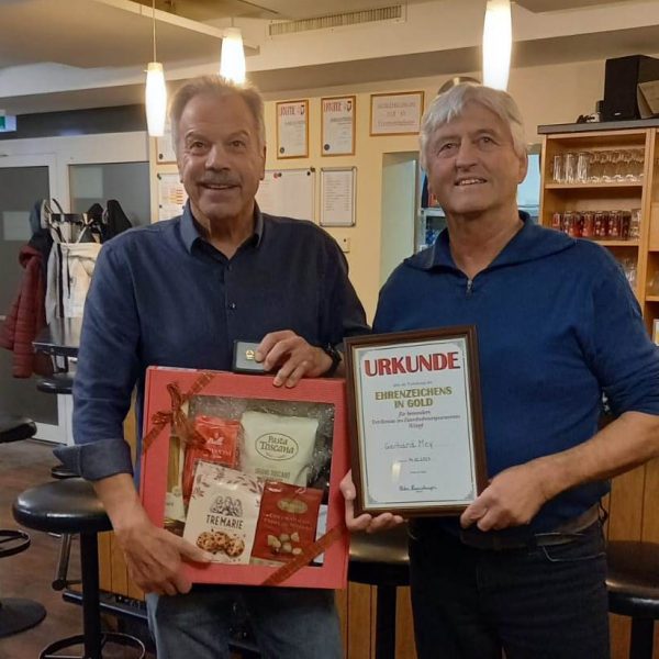 ESV-Obmann Peter Hausberger (rechts) überreichte Gerhard Mey das Goldene Ehrenzeichen und bedankte sich nochmals für dessen jahrzehntelange Tätigkeit. Foto: ESV Wörgl