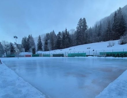 Der Eislaufplatz beim Badl hat auch während der Weihnachtsferien täglich geöffnet. Foto: facebook Zone Wörgl