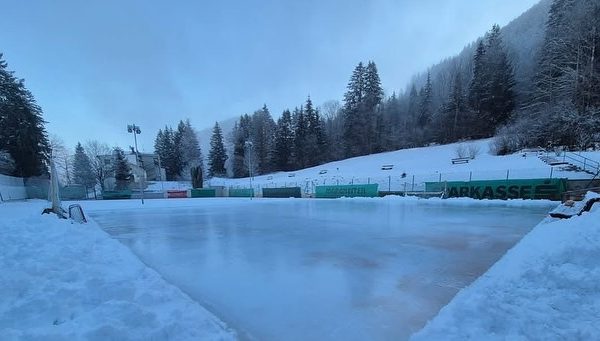 Der Eislaufplatz beim Badl hat auch während der Weihnachtsferien täglich geöffnet. Foto: facebook Zone Wörgl