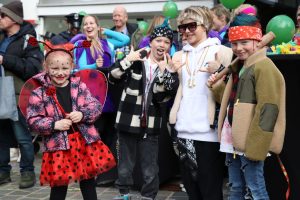 Im Wörgler Fasching 2025 gibt´s neben Party-Events für KInder am Faschingsdienstag, 4.3., die Faschingsgaudi am Stadtplatz für groß und klein. Foto: Stadtmarketing Wörgl