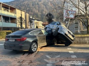 Alle drei am Unfall Beteiligten wurden mit Verletzungen unbestimmten Grades ins Krankenhaus gebracht. Foto: Einsatzfoto.at Zoom.Tirol