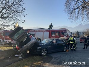 Ein spektakulärer Verkehrsunfall ereignete sich am 10.2.2025 in Wörgl. Foto: Einsatzfoto.at Zoom.Tirol