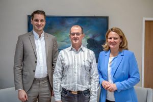 Bgm. Michael Riedhart (links) und Gesundheitsreferentin STR Elisabeth Werlberger mit dem neuen Wörgler Sprengelarzt Dr. Michael Mair. Foto: Stadtgemeinde Wörgl